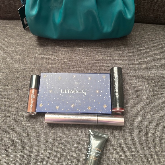 Makeup gift bundle - Picture 2 of 2